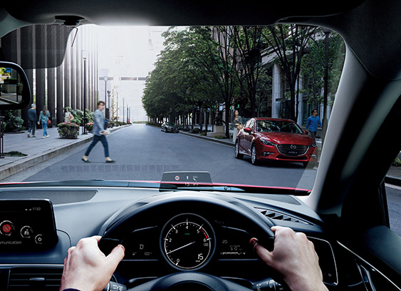 安全運転と情報操作を両立させる、“ヘッズアップコクピット”という考え方