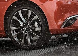 路面状況の変化を捉える i-ACTIV AWD